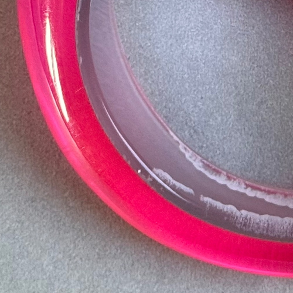 Pair of VINTAGE Iridescent Hot Pink Lucite Bangle Bracelets Round (7-1/2") - Picture 5 of 5